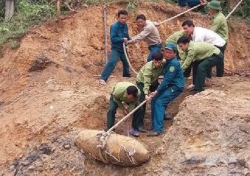 Tin nhanh - Đào móng nhà, phát hiện quả bom 300kg  