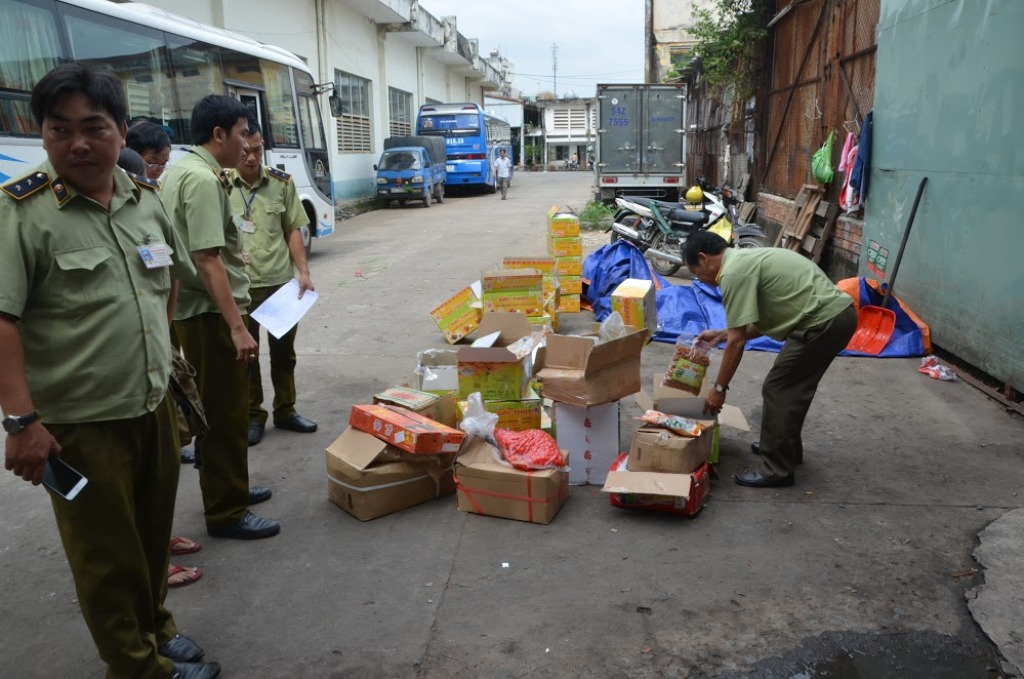 An ninh - Hình sự - Đột kích cơ sở bắt hàng tấn mứt tết bẩn ném dưới sàn nhà (Hình 3).