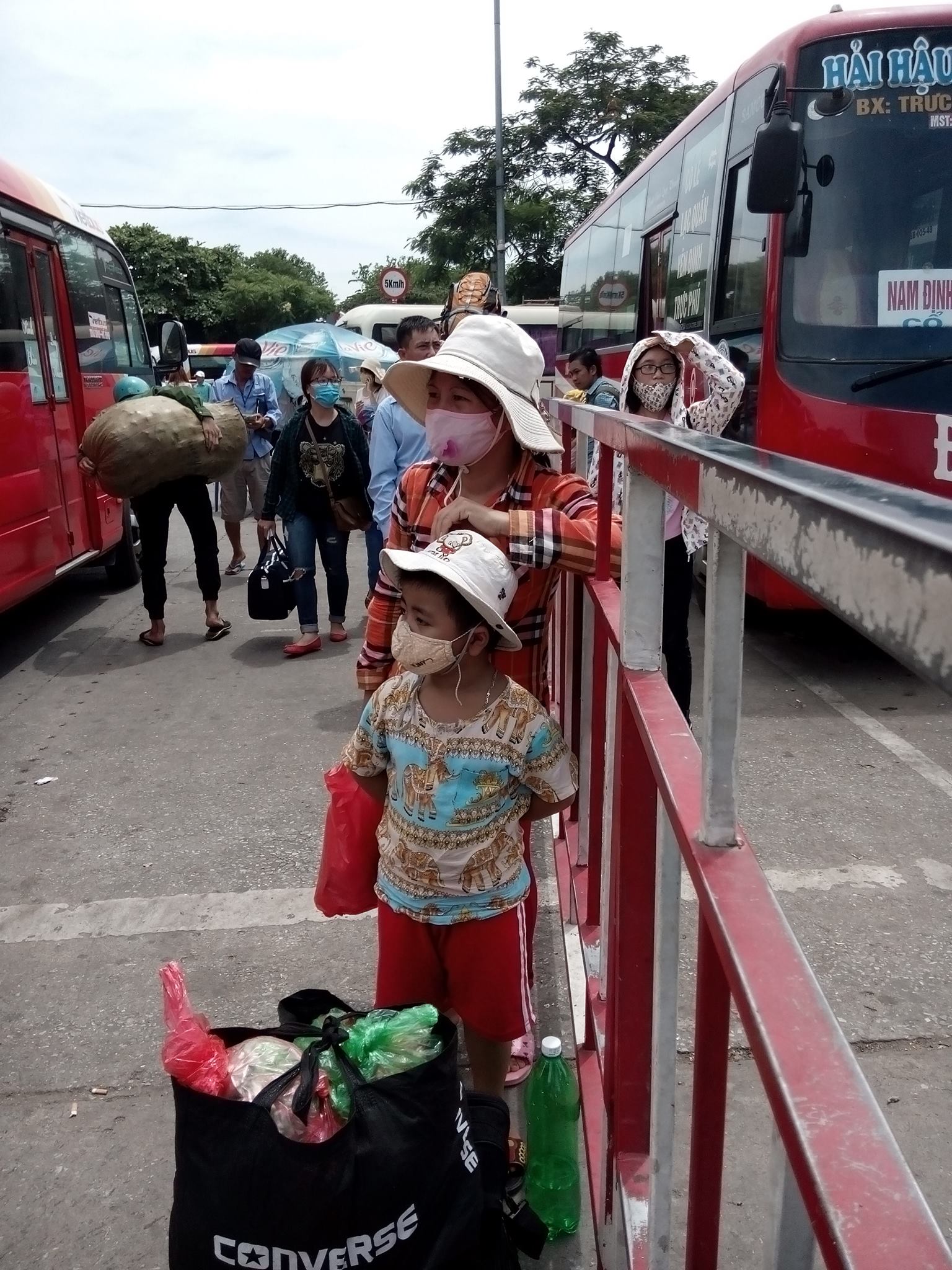 Xã hội - Thu hồi phù hiệu các nhà xe từ chối chở khách ở bến Mỹ Đình (Hình 2).