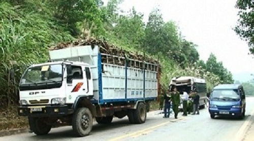 Tin nhanh - Thanh Hóa: Ô tô khách đâm xe chở mía, 11 người nhập viện