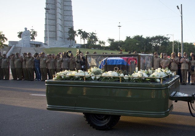 Tiêu điểm - Xúc động hình ảnh người dân Cuba tiễn biệt lãnh tụ Fidel Castro (Hình 12).