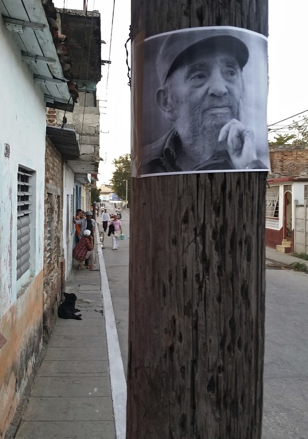 Tiêu điểm - Xúc động hình ảnh người dân Cuba tiễn biệt lãnh tụ Fidel Castro (Hình 13).