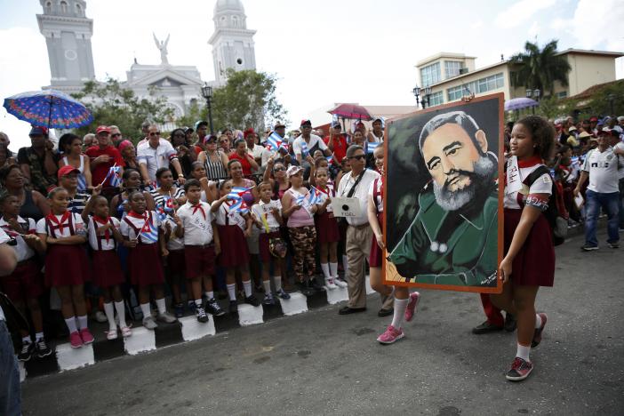 Tiêu điểm - Xúc động hình ảnh người dân Cuba tiễn biệt lãnh tụ Fidel Castro (Hình 3).