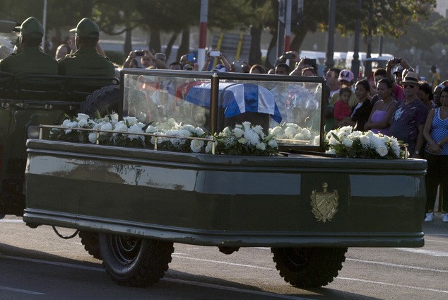 Tiêu điểm - Xúc động hình ảnh người dân Cuba tiễn biệt lãnh tụ Fidel Castro (Hình 8).