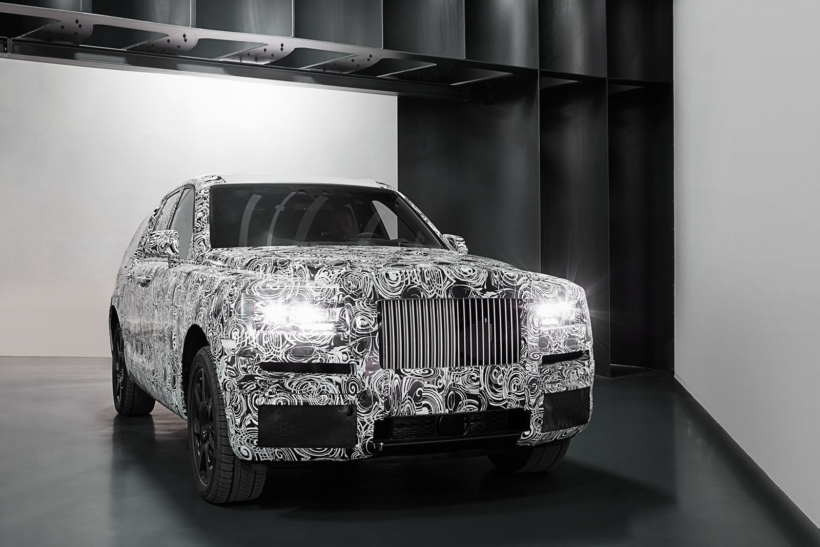 Tin tức xe - Hé lộ hình ảnh chiếc SUV siêu sang Rolls-Royce Cullinan 2018