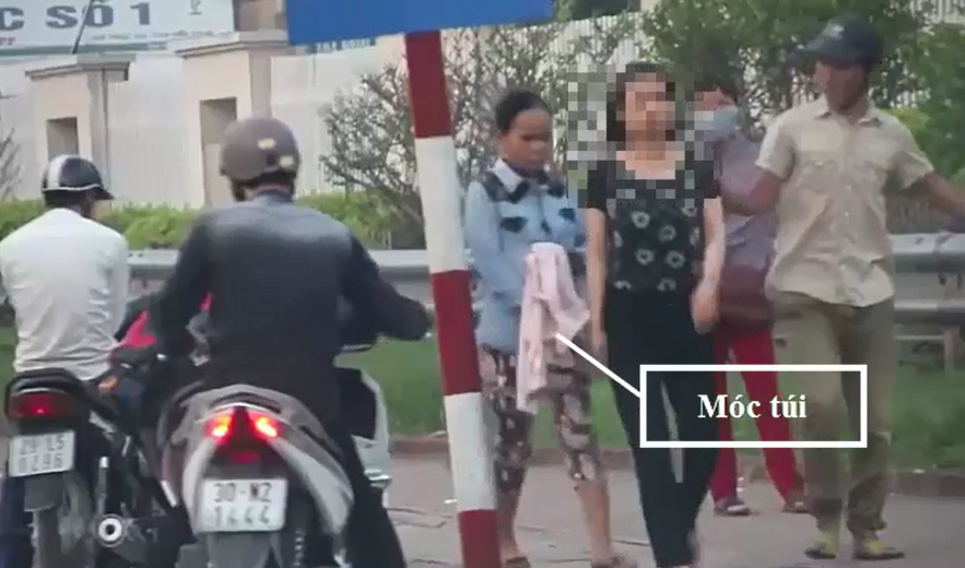 An ninh - Hình sự - Clip: Những màn dàn cảnh móc túi cực tinh vi trên phố