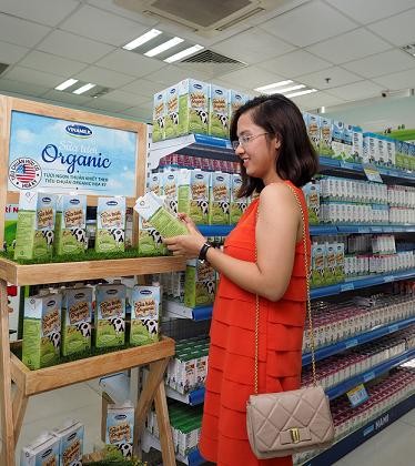 Ti&ecirc;u d&ugrave;ng & Dư luận - Vinamilk tiếp tục được vinh danh Top 10 thương hiệu 'tin v&agrave; d&ugrave;ng'