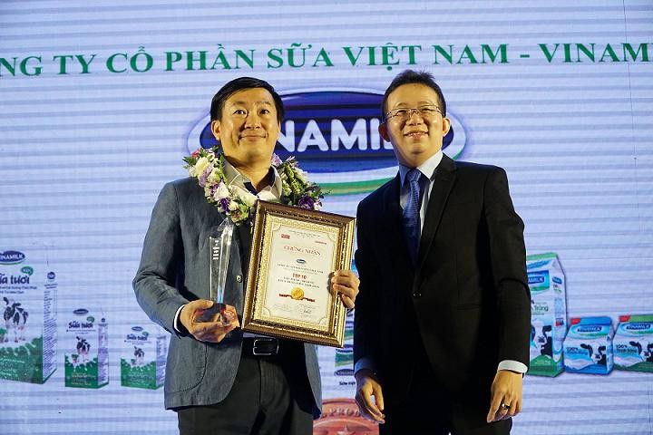 Ti&ecirc;u d&ugrave;ng & Dư luận - Vinamilk tiếp tục được vinh danh Top 10 thương hiệu 'tin v&agrave; d&ugrave;ng' (H&igrave;nh 2).