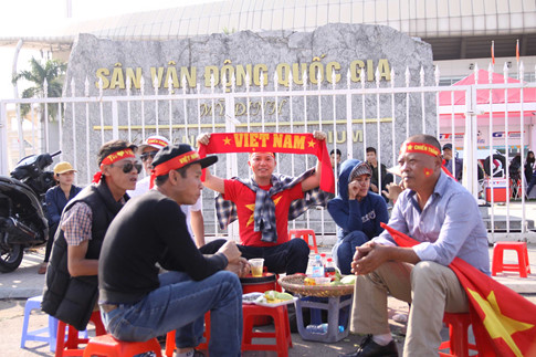 Bóng đá Việt Nam - AFF Cup 2016: Mỹ Đình tràn ngập cờ hoa trước giờ bóng lăn [VIDEO]