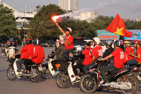 Bóng đá Việt Nam - AFF Cup 2016: Mỹ Đình tràn ngập cờ hoa trước giờ bóng lăn [VIDEO] (Hình 2).