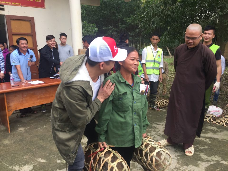 Ngôi sao - Ca sĩ Tuấn Hưng hạnh phúc trao quà từ thiện cho bà con vùng lũ (Hình 8).