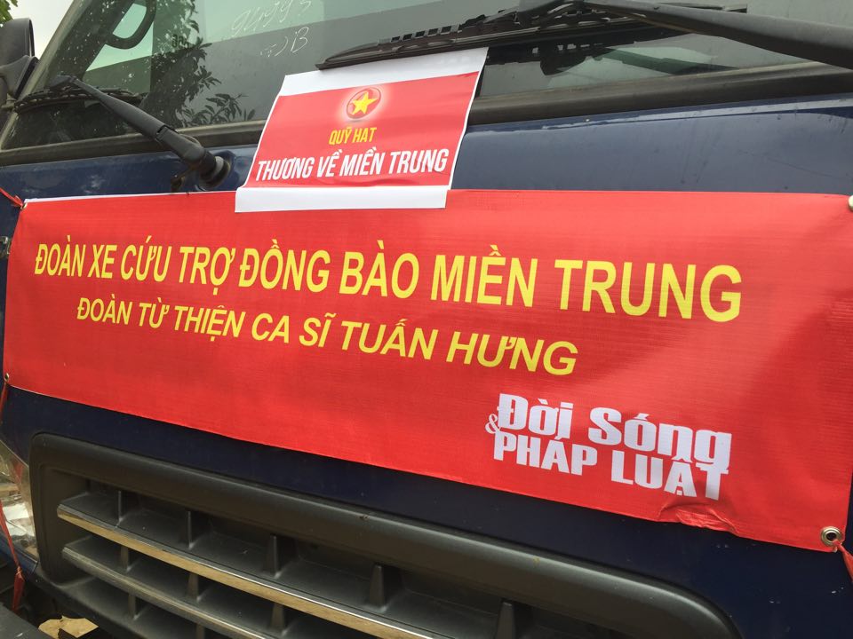 Ngôi sao - Ca sĩ Tuấn Hưng hạnh phúc trao quà từ thiện cho bà con vùng lũ