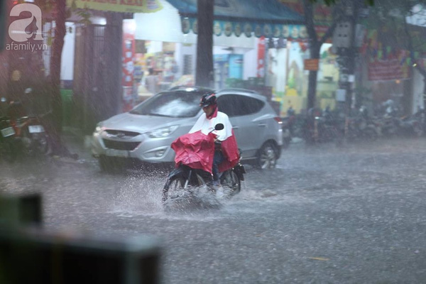 Dân sinh - Thổi bugi chữa xe chết máy: ‘Nghề’ kiếm bộn tiền mùa mưa bão ở HN (Hình 11).