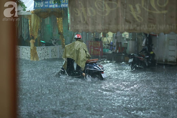 Dân sinh - Thổi bugi chữa xe chết máy: ‘Nghề’ kiếm bộn tiền mùa mưa bão ở HN (Hình 13).