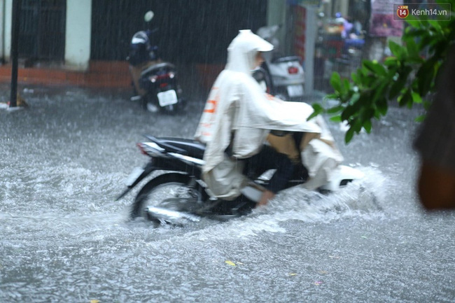 Dân sinh - Thổi bugi chữa xe chết máy: ‘Nghề’ kiếm bộn tiền mùa mưa bão ở HN (Hình 14).