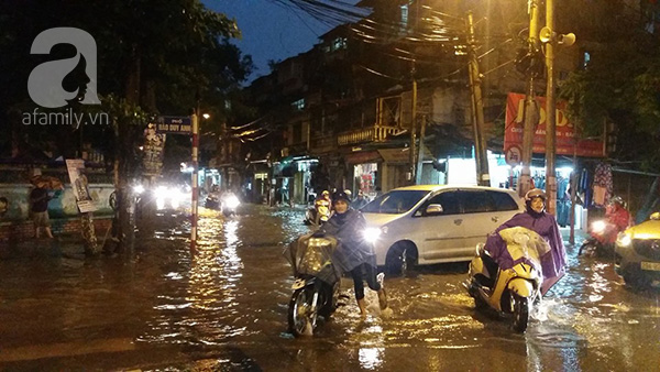 Dân sinh - Thổi bugi chữa xe chết máy: ‘Nghề’ kiếm bộn tiền mùa mưa bão ở HN (Hình 8).