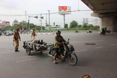 Fb người nổi tiếng - Xót xa học sinh đến trường bằng đường ống nước (Hình 2).