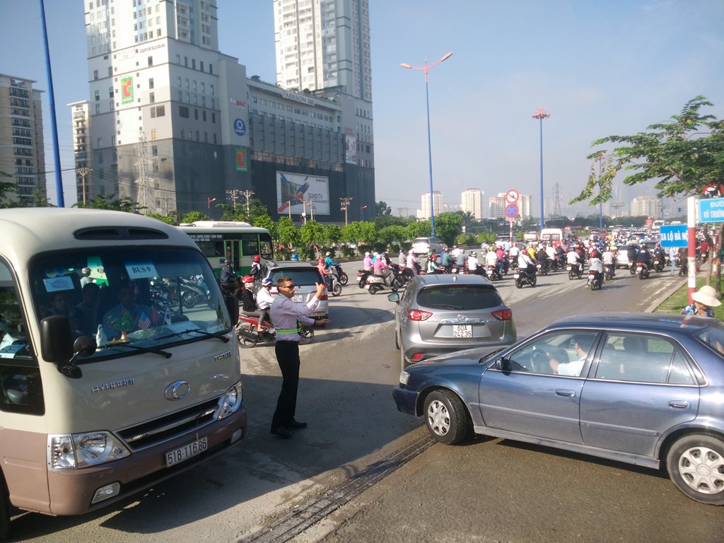 Tin nhanh - Hình ảnh đẹp 'ông Tây' điều khiển giao thông giữa Sài Gòn (Hình 4).