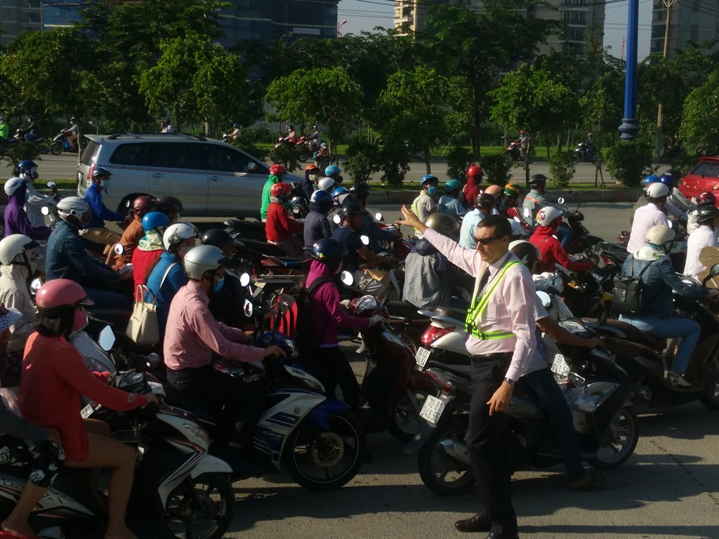 Tin nhanh - Hình ảnh đẹp 'ông Tây' điều khiển giao thông giữa Sài Gòn (Hình 3).