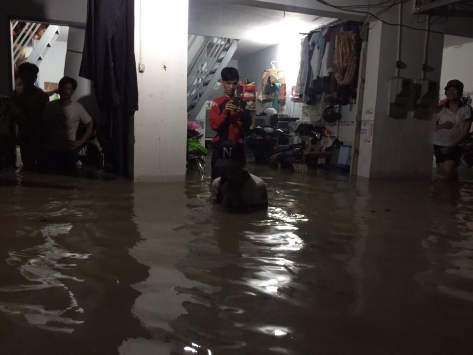 Tin nhanh - TP Biên Hòa: Mưa kéo dài, nhiều nơi ngập trong biển nước (Hình 2).