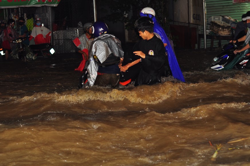 Tin nhanh - TP Biên Hòa: Mưa kéo dài, nhiều nơi ngập trong biển nước (Hình 5).
