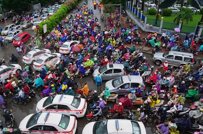 Dân sinh - 'Đi đường chen lấn nhau từng tí, không tắc mới lạ'