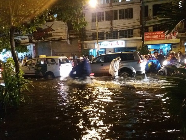 Fb người nổi tiếng - Nước chảy xiết như lũ cuốn khiến giao thông tê liệt trên phố Sài Gòn (Hình 4).