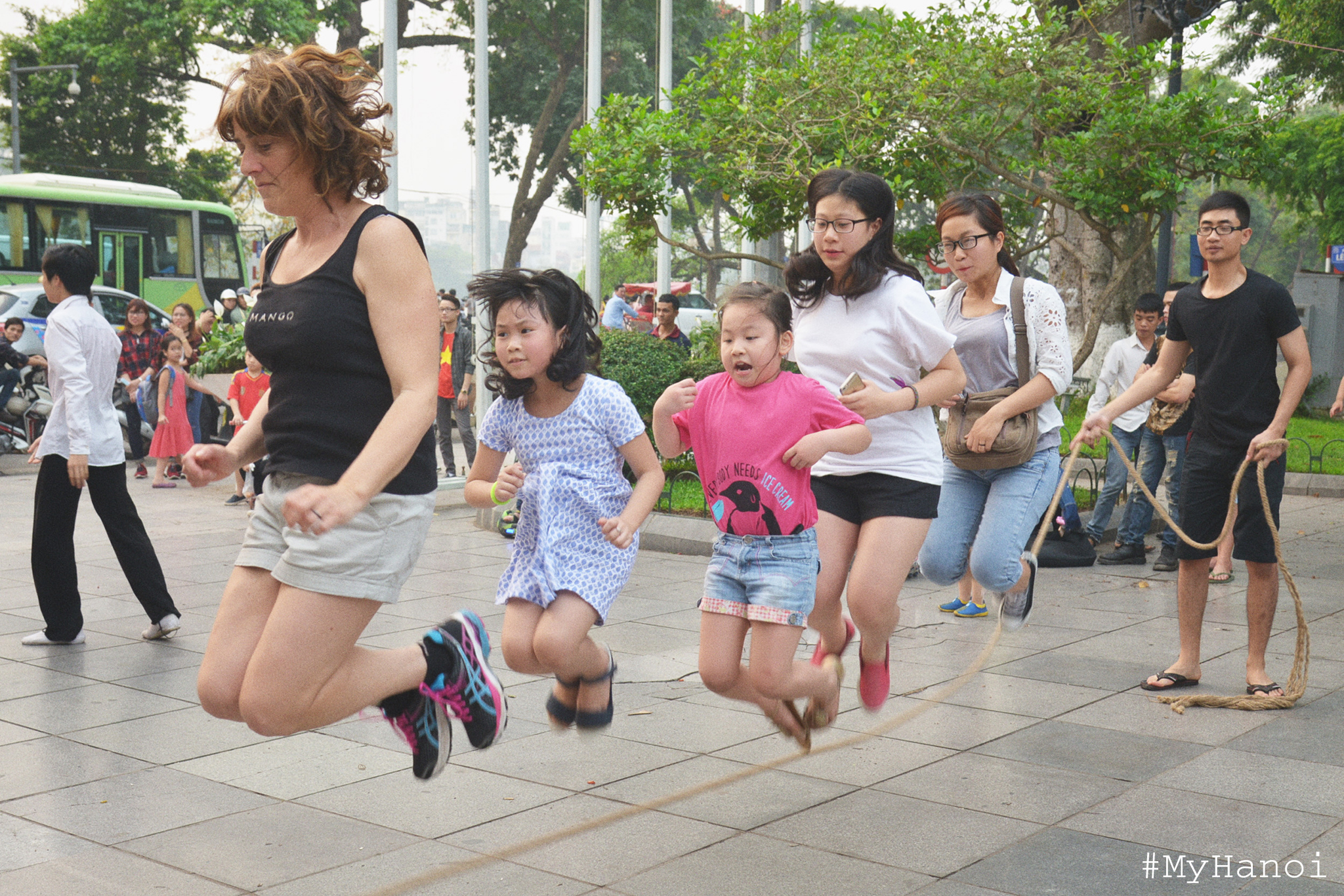 Văn hoá - My Hanoi: Nhóm bạn trẻ giữ lửa văn hóa qua các trò chơi dân gian (Hình 2).