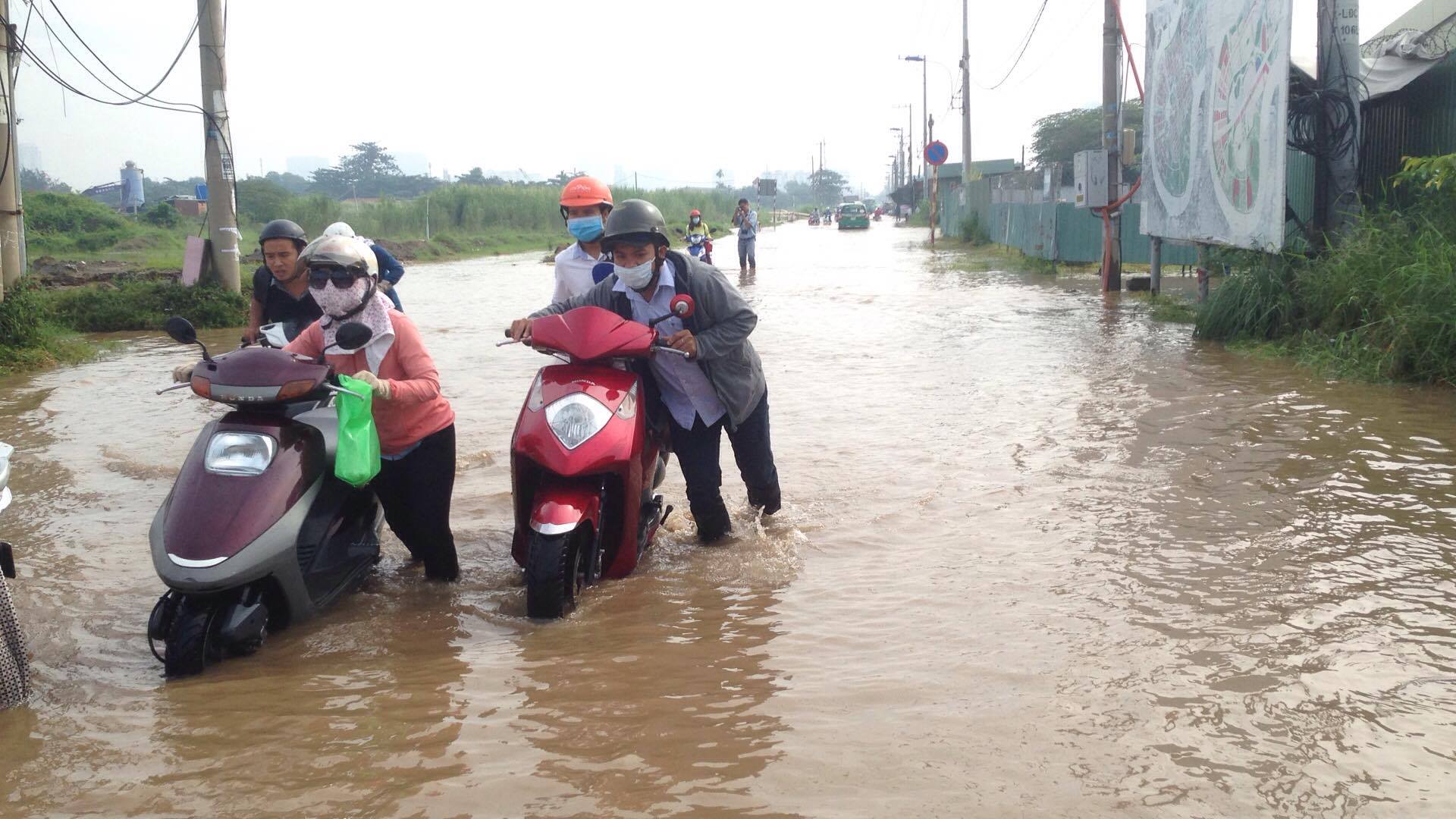 Tin nhanh - TP.HCM: Người dân khổ cực sau cơn mưa lớn ‘lịch sử’ (Hình 5).