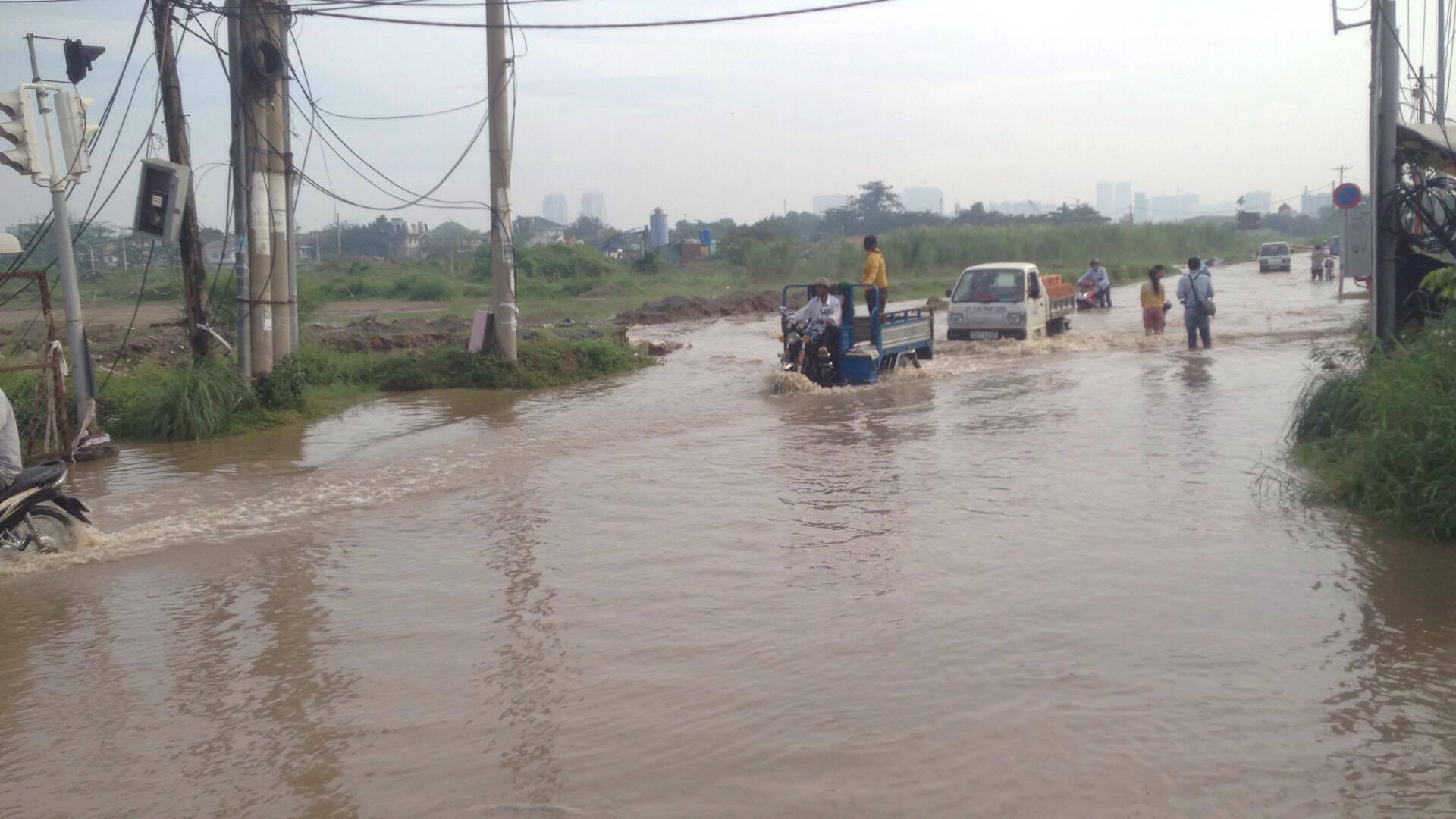 Tin nhanh - TP.HCM: Người dân khổ cực sau cơn mưa lớn ‘lịch sử’ (Hình 4).