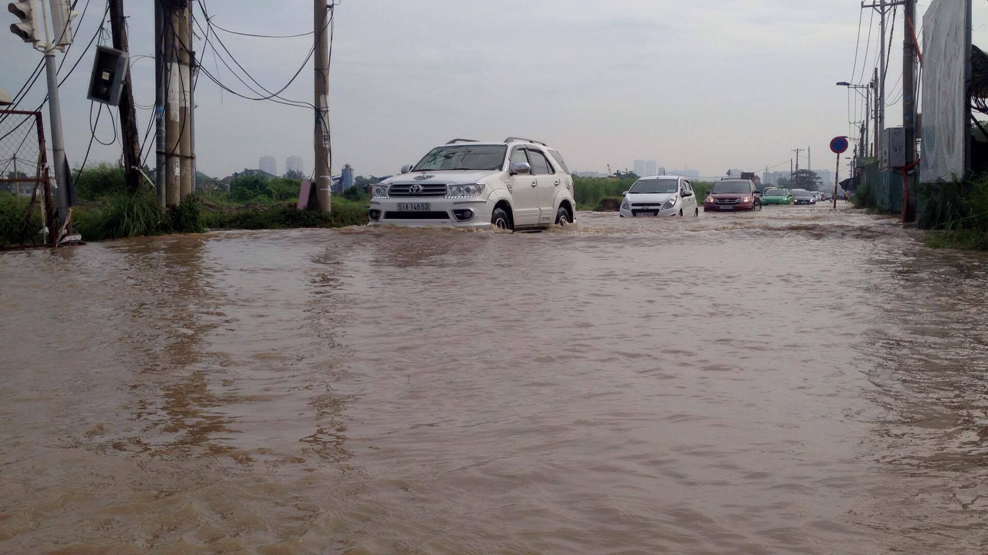 Tin nhanh - TP.HCM: Người dân khổ cực sau cơn mưa lớn ‘lịch sử’