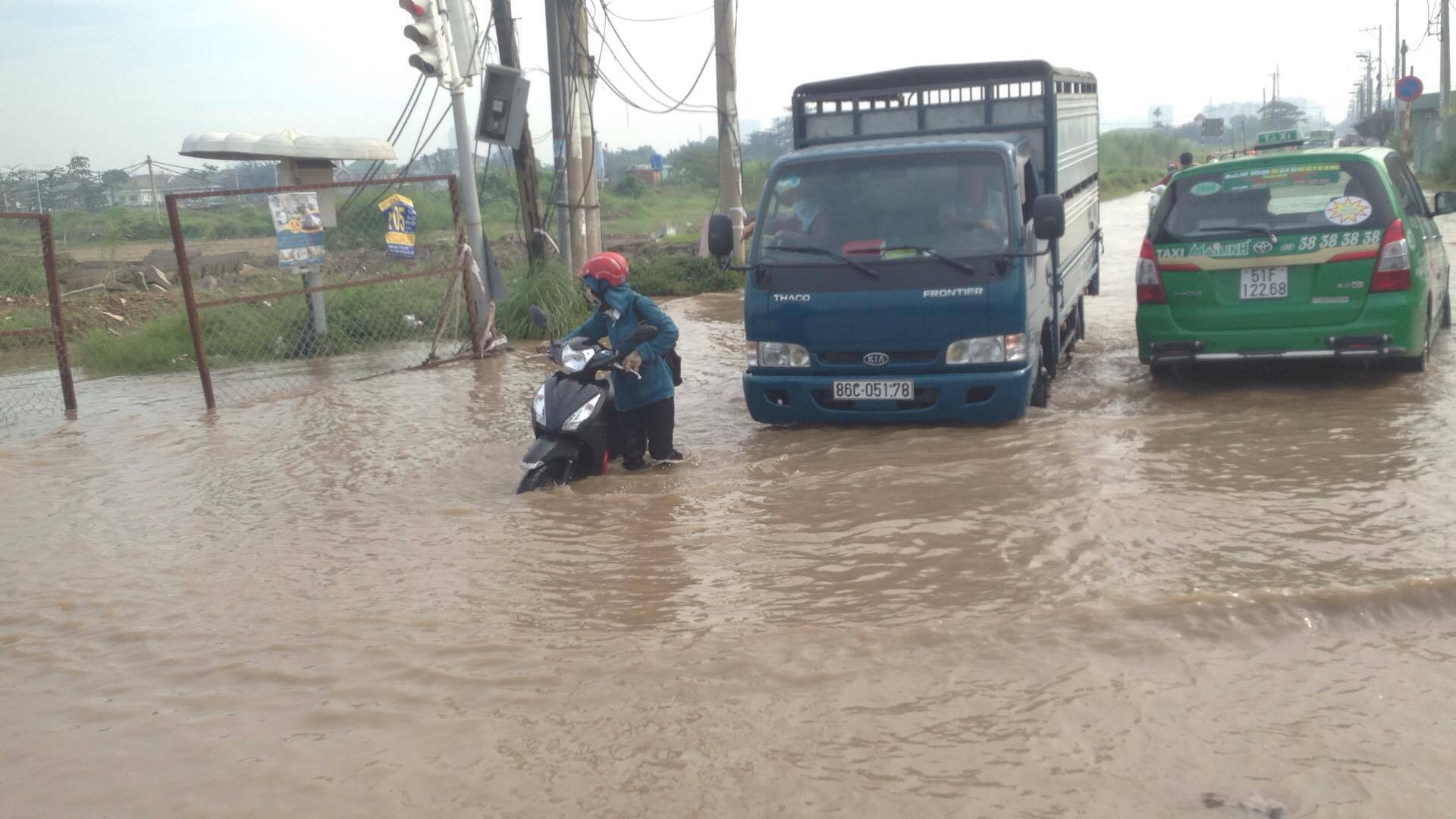 Tin nhanh - TP.HCM: Người dân khổ cực sau cơn mưa lớn ‘lịch sử’ (Hình 2).