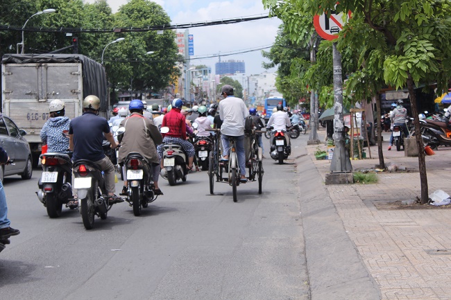 Dân sinh - Sau 2 tai nạn thương tâm, những ‘máy chém’ vẫn diễn 'xiếc' trên phố  (Hình 3).