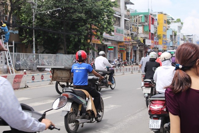 Dân sinh - Sau 2 tai nạn thương tâm, những ‘máy chém’ vẫn diễn 'xiếc' trên phố  (Hình 4).