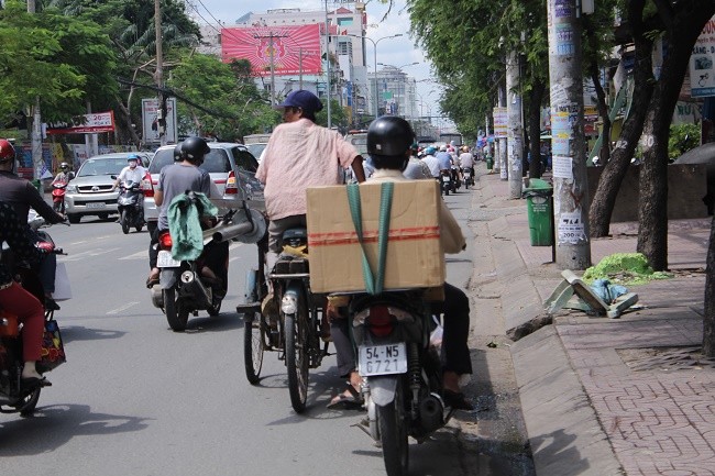 Dân sinh - Sau 2 tai nạn thương tâm, những ‘máy chém’ vẫn diễn 'xiếc' trên phố  (Hình 9).