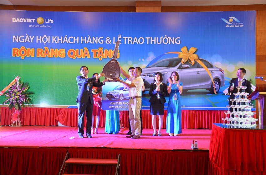 Xã hội - Khách hàng tham gia bảo hiểm nhân thọ trúng xe ô tô Toyota Vios
