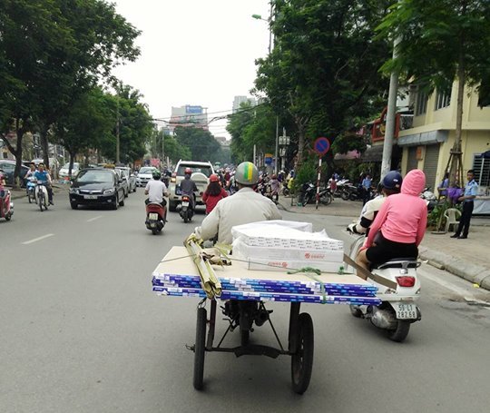 Xã hội - Xe ‘tử thần’ gây thương tích cho người đi đường vẫn 'tung hoành' (Hình 7).