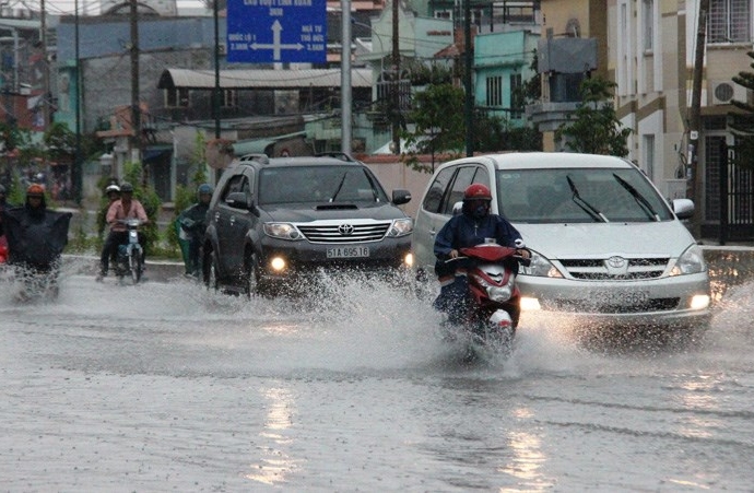 Thú chơi - Những nguyên tắc 'nằm lòng' lái xe trong ngày mưa bão