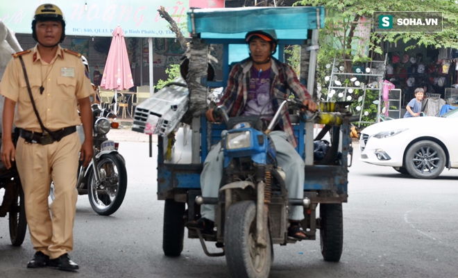 Dậy sóng mạng - Người chạy xe ba gác chở cồng kềnh bật khóc khi bị CSGT thổi phạt