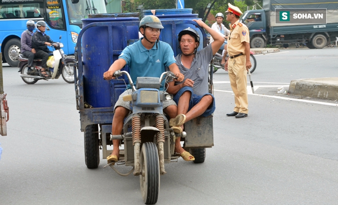 Dậy sóng mạng - Người chạy xe ba gác chở cồng kềnh bật khóc khi bị CSGT thổi phạt (Hình 2).