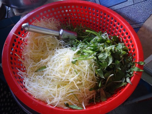Tin cũ - Gỏi rau muống 'đa quốc gia': Món ăn quen mà lạ (Hình 3).