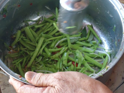 Tin cũ - Gỏi rau muống 'đa quốc gia': Món ăn quen mà lạ (Hình 4).