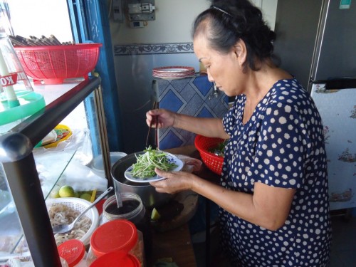 Tin cũ - Gỏi rau muống 'đa quốc gia': Món ăn quen mà lạ (Hình 5).