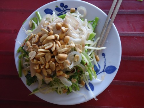 Tin cũ - Gỏi rau muống 'đa quốc gia': Món ăn quen mà lạ (Hình 6).