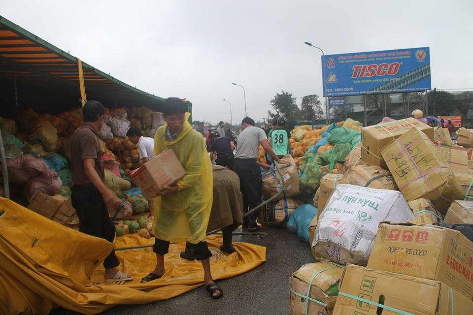 Tin nhanh - Lật container chở hàng tết, người dân gom lại hết giúp nhà xe (Hình 2).