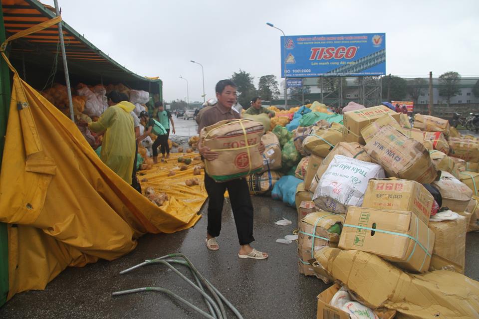 Tin nhanh - Lật container chở hàng tết, người dân gom lại hết giúp nhà xe (Hình 3).