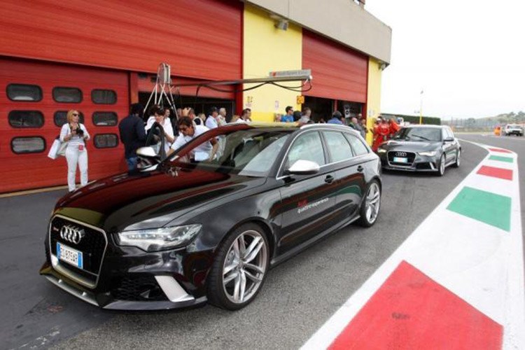 Tin tức xe - Tay đua môtô Valentino Rossi gặp nạn cùng 'xế hộp' Audi RS6 (Hình 2).