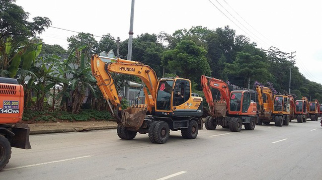 Cộng đồng mạng - Chú rể gây choáng với màn rước dâu bằng dàn xe cứu hộ ở Vĩnh Phúc (Hình 2).