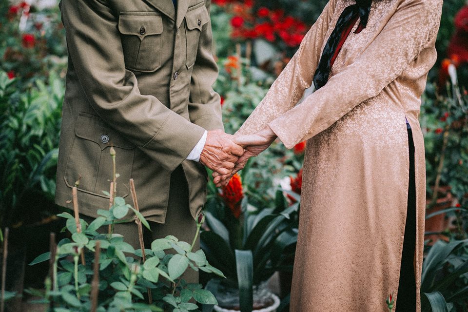 Dậy s&oacute;ng mạng - Chuyện x&uacute;c động đằng sau bộ ảnh &lsquo;&ocirc;ng b&agrave; em&rsquo; tại phi&ecirc;n chợ ng&agrave;y Tết (H&igrave;nh 12).