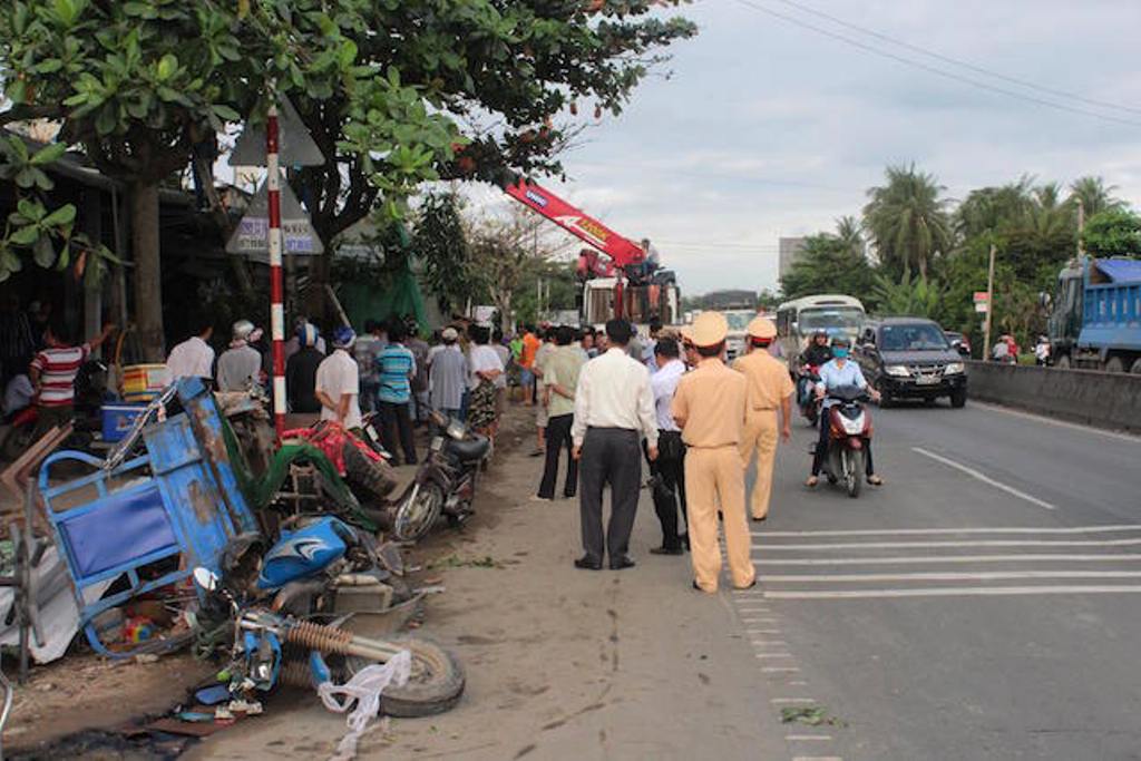 Tin nhanh - Container đâm vào nhà dân, 3 người thương vong (Hình 2).